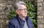 Peter Mandelson arrêté dans l'enquête Epstein pour manquement à ses fonctions