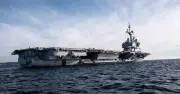 Porte-avions Charles de Gaulle en Suède : approché par un drone russe et marée noire
