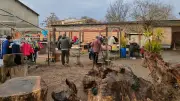 Première gratiferia sous la pluie : un succès malgré les intempéries