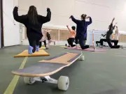 À Périgueux, l'association Yogasphalte fusionne yoga et skateboard