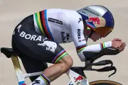 Remco Evenepoel survole le contre-la-montre et s'empare du maillot rouge au Tour UAE