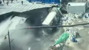 Shanghai : un gouffre géant engloutit un chantier après une simple réparation