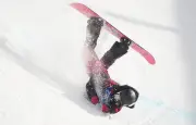 Snowboardeuse chinoise Liu Jiayu évacuée après une chute impressionnante aux JO