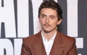 Timothée Chalamet, ambassadeur passionné de l'AS Saint-Étienne, reçoit un maillot unique