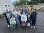 Trois pères défient la Dordogne en vélo et kayak pour financer une cour d'école écologique
