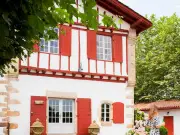 Trésors du Pays Basque : de la ferme labourdine au macaron royal