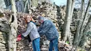 Un atelier pierre sèche redonne vie à un muret historique en garrigue nîmoise