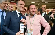Un domaine viticole du Gard offre une cuvée « For Sure » à Emmanuel Macron