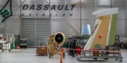 Un employé de Dassault arrêté avec des lunettes filmantes sur la chaîne du Rafale