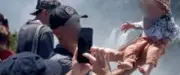 Un nourrisson suspendu à 80 mètres au-dessus des chutes d'Iguazu, l'image choque les réseaux