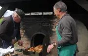 Un repas traditionnel cuit dans les anciens fours à pain pour célébrer le jumelage