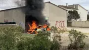 Un véhicule entièrement détruit par les flammes à Bouillargues près de Nîmes