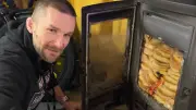 Un youtubeur polonais chauffe sa maison avec 133 beignets pour économiser sur les granulés de bois