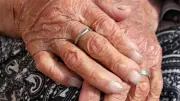 Une femme de 77 ans tue son mari atteint d'Alzheimer à coups de marteau avant son entrée en Ehpad