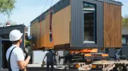 Une tiny house s'écrase sur une maison en Thaïlande : un incident spectaculaire sans blessé
