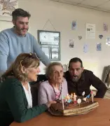 Yvette Zaragoza fête ses 100 ans en Dordogne, entourée de sa famille et du personnel soignant