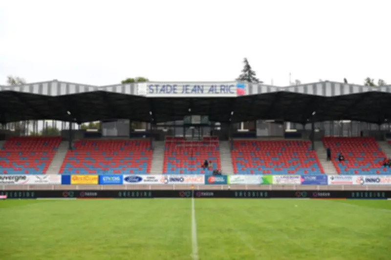Un journaliste agressé en direct par des supporters de rugby lors d'un match