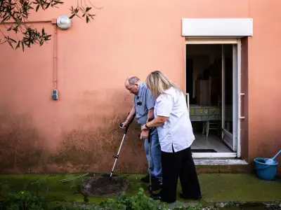 Aides à domicile : quatre ans de salaires bloqués, un conflit entre l'État et les départements