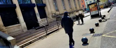 Alès : outrage et crachat sur un policier, la défense plaide le contexte et évite la détention
