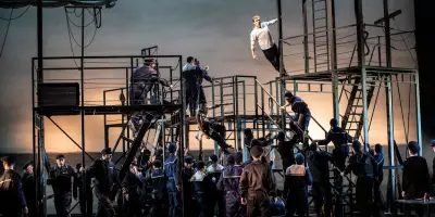 Billy Budd de Britten à l'Opéra de Lyon : une mise en scène qui interroge la culpabilité