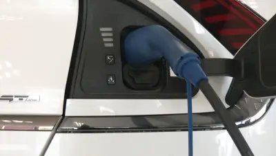 Flambée des carburants : les ventes de voitures électriques explosent en France