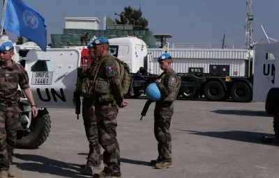 France en colère après la mort de Casques bleus, Céline Dion de retour, Macron au Japon