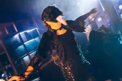 Kaddish : la femme chauve en peignoir rouge, une pièce sur les identités multiples