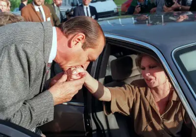 La justice espagnole qualifie un baisemain forcé d'agression sexuelle