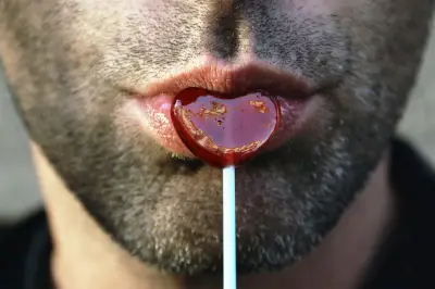 La sucette goût bite : le retour en grâce des odeurs corporelles intimes