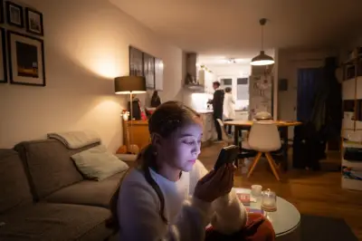 Le Sénat adopte l'interdiction des réseaux sociaux aux moins de 15 ans, divergences avec l'exécutif