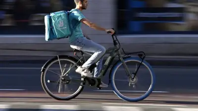 Livreurs à vélo à Narbonne : agressions, précarité et santé en danger selon Médecins du Monde