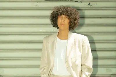 Léonie Pernet : de la batterie du Niger à la scène de l'Olympia