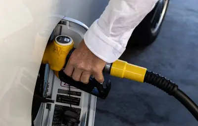 L'État lance un chèque énergie de 153 euros face à la flambée des prix du carburant