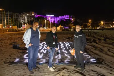 Un écran géant suspendu par drone illumine la baie de Cannes, une première européenne