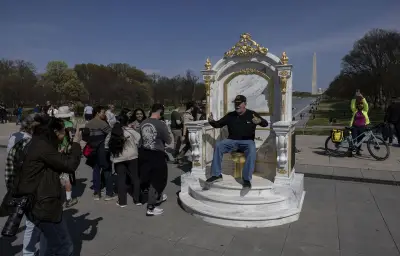 Washington : une sculpture de toilettes dorées moque Donald Trump sur le National Mall