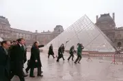 4 mars 1988 : inauguration de la Pyramide du Louvre par François Mitterrand