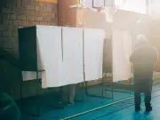 Abstention aux municipales 2026 : la crise démocratique s'installe dès le premier tour