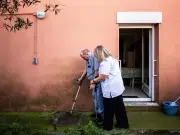 Aides à domicile : quatre ans de salaires bloqués, un conflit entre l'État et les départements