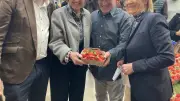 Annie Genevard visite le Mas des Agriculteurs de Nîmes et déguste des fraises gardoises