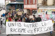 Bayonne : 200 personnes en chaîne humaine contre le racisme et pour la solidarité avec les migrants