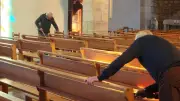 Bénévoles en action pour un grand nettoyage de l'église avant Pâques