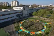 Bordeaux : un terrain de basket transformé en espace vert avec une fresque participative