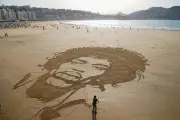 Calat33 : l'artiste qui dessine des portraits géants sur le sable de Saint-Sébastien