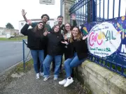 Carnaval coloré et fleuri à Saint-Genis-de-Saintonge organisé par des étudiants en BTS