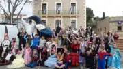 Carnaval d'Abeilhan : les enfants défilent derrière la pie pour fêter le printemps