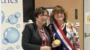 Claudine Vassas-Mejri reçoit la médaille de l'Assemblée nationale à Castries