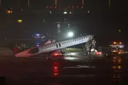 Collision avion-véhicule à LaGuardia : pilote et copilote grièvement blessés