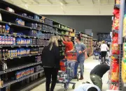 Conflit au Moyen-Orient : les Français stockent conserves et pâtes par précaution