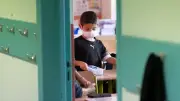 Covid-19 : des écoles réimposent le masque face à la recrudescence épidémique