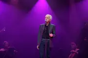 Dave à Pleyel : tubes inusables, hommage à Aznavour et quelques trébuchements